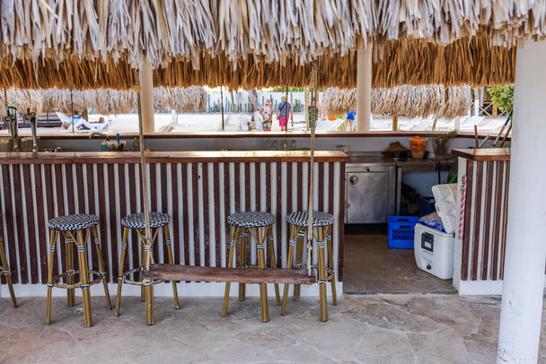 Мальовничий вид на відкритий готельний бар, розташований на піщаному березі Карибського моря. Курасао. - Фото, зображення