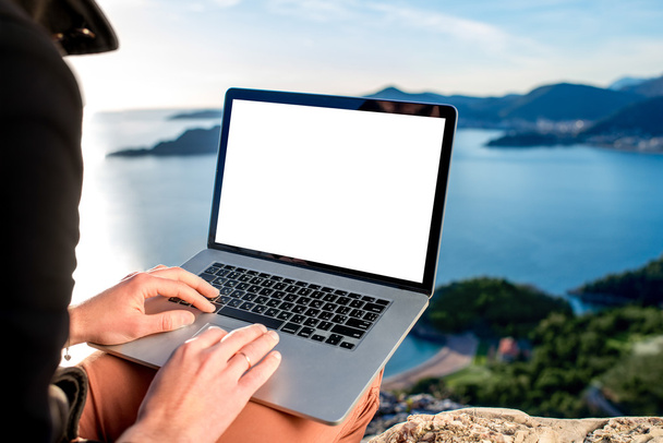 Muž s laptopem na vrcholu hory - Fotografie, Obrázek