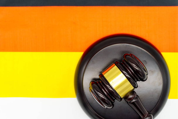 Autoridade jurídica na Alemanha representada por um martelo na bandeira alemã. - Foto, Imagem