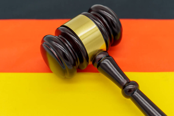 Autorità giudiziaria in Germania rappresentata da un martelletto sulla bandiera tedesca. - Foto, immagini