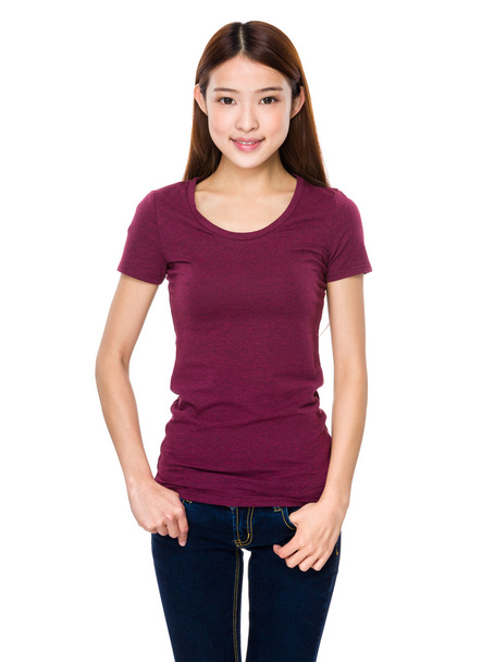 asiatische junge Frau im roten T-Shirt - Foto, Bild