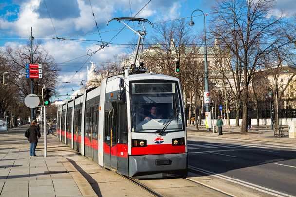 Moderno tranvía rojo en Viena Austria
. - Foto, Imagen