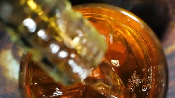 Cognac se vierte en una macro de cámara lenta vertical de vidrio - Imágenes, Vídeo