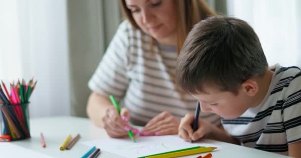 Mãe e filho se engajando em atividades de desenho em casa. Imagens 4k de alta qualidade - Filmagem, Vídeo