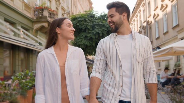 若いカップル 外の街を歩く 白人男性 女性 話す チャット 観光旅行 ハネムーン幸せ 喜び 笑顔 触れる 楽しい旅 愛する 恋人 絆 - 写真・画像
