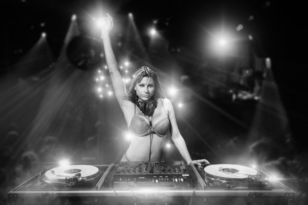 Nainen DJ yllään vain seksikäs alusvaatteet
 - Valokuva, kuva