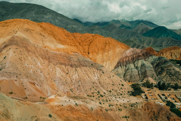 Luchtfoto Bekijken Cerro siete colores - Purmamarca - Jujuy - Argentinië. Hoge kwaliteit foto - Foto, afbeelding