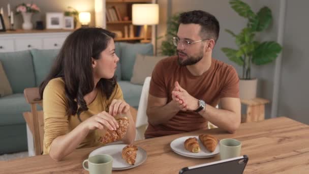 自宅で夫と妻が朝食のトーク朝のルーチンを持っている - 映像、動画