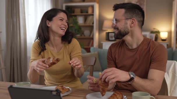 paar man en vrouw thuis hebben ontbijt praten ochtend routine - Video