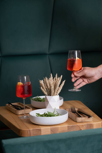 Une table avec plats et cocktails dans un café pour deux - Photo, image