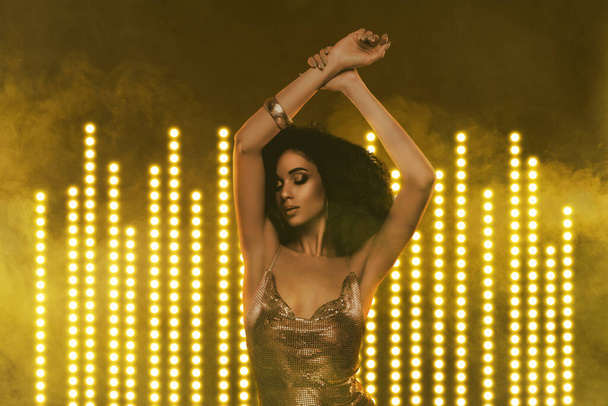 魅力的な女性ダンサークラブ金色の音楽ラインの純粋な美しさの輝く明るいネオン背景の複合的なコラージュイメージ. - 写真・画像