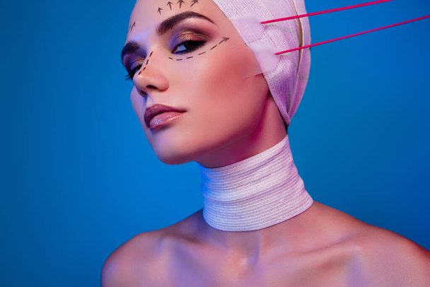 Fotografie okouzlující dívka plastické chirurgie pacient pohled přes barvu živé neonové pozadí mají pásku zpřísnění kůže. - Fotografie, Obrázek