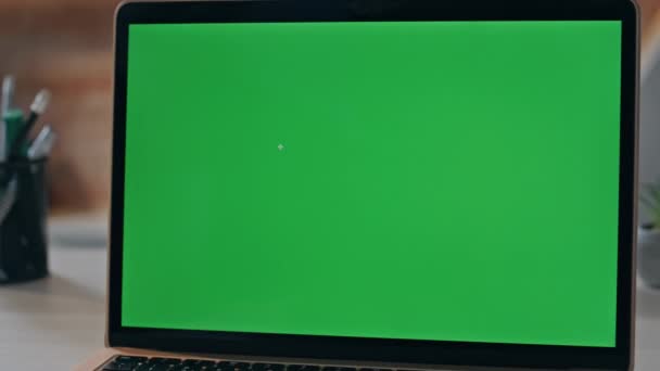 Green-Screen-Laptop, der auf dem Bürotisch eines unkenntlichen Managers in Großaufnahme steht. Unbekannte Mitarbeiterin schaut auf Computerattrappe, die Videoanrufe durchführt. Geschäftsfrau arbeitet bei chroma key gadget. - Filmmaterial, Video