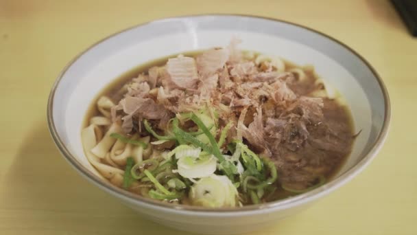 愛知県2024年3月5日2024年3月5日:キシメンと呼ばれるドライボニトを用いたフラットうどんまたは厚い日本麺. 愛知県のソウルフード - 映像、動画