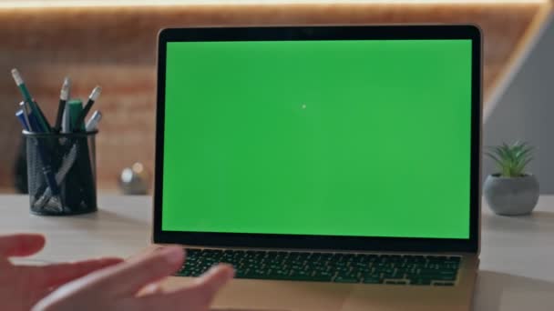 Korepetycje online spotkanie przez zielony ekran laptop w nowoczesnym biurze z bliska. Nieznana kierowniczka rozmawia z komputerową kamerą internetową. dziewczyna freelancer praca wideo połączenie przez gadżet chroma klucz. - Materiał filmowy, wideo