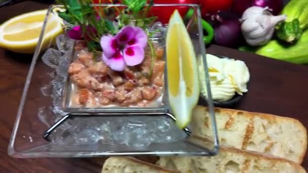 Tártaro de salmão com limão em uma tábua de madeira - Filmagem, Vídeo