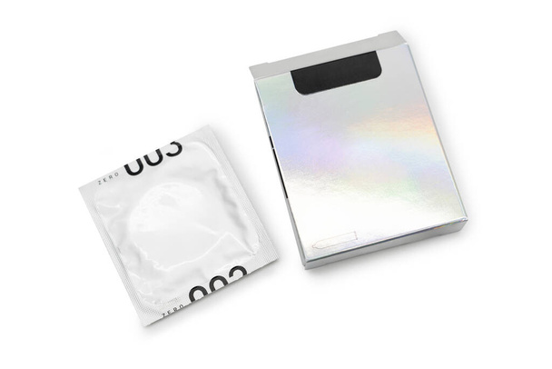 Kondombox und Kondom isoliert auf weißem Hintergrund. Kopieren Sie Platz für Text. Sexschutz, Safe-Sex-Konzept. Infektionen vorbeugen. - Foto, Bild