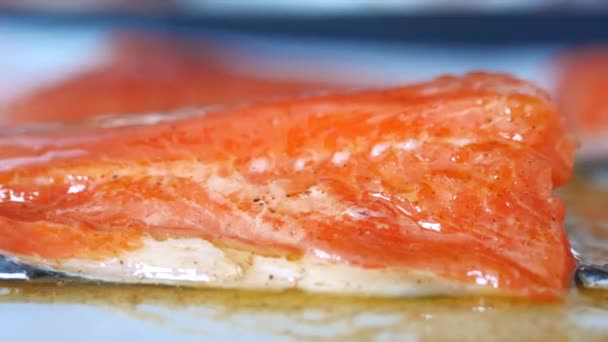  mettere olio sul filetto di salmone  - Filmati, video