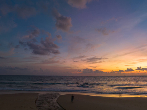 widok z lotu ptaka romantyczny zachód słońca na plaży Karon. abstrakcyjne tło natury - Zdjęcie, obraz