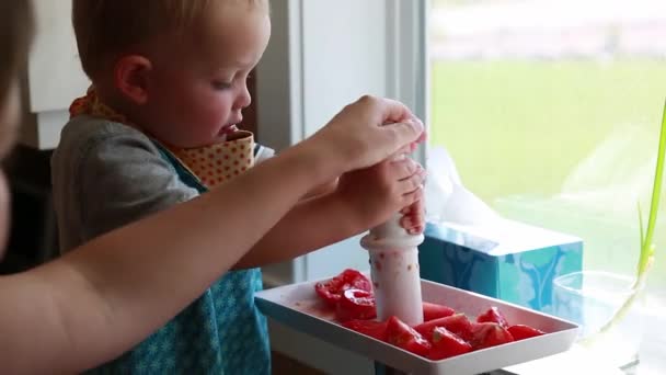 Toddler and mother make sauce - Felvétel, videó