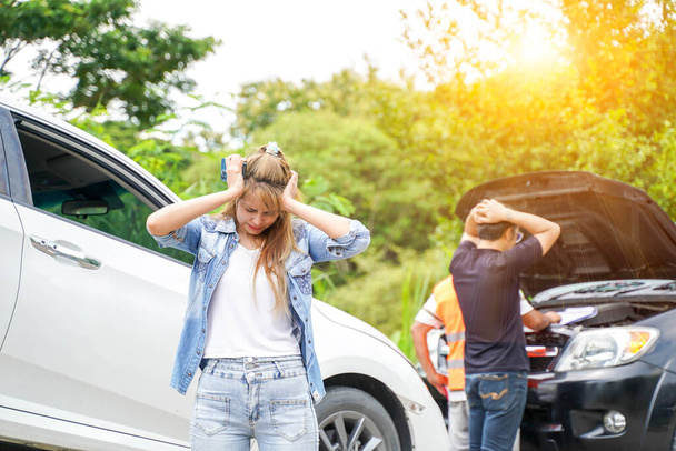 Mladá žena je naštvaná na autonehodu na slunci světlé venkovské silnici pozadí.. - Fotografie, Obrázek