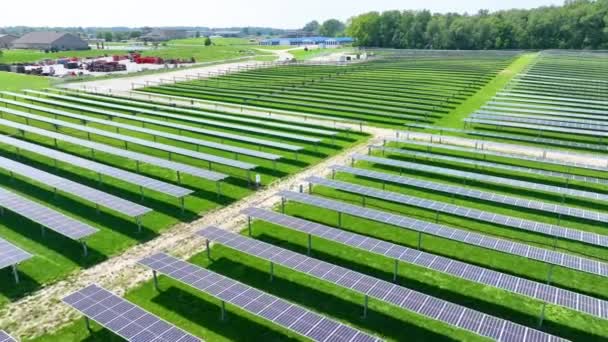 Aerial Fly Over obrovské solární panely instalace v slunné Columbia City, Indiana, předvádění rozsahu obnovitelných zdrojů energie v srdci Spojených států. - Záběry, video