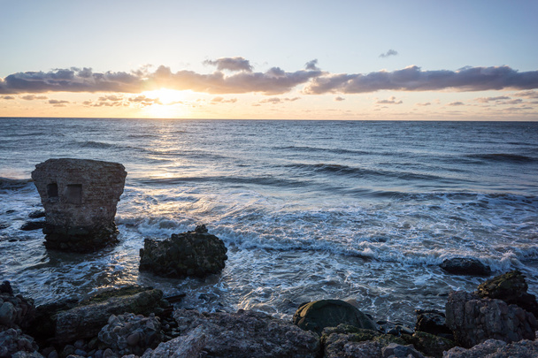 vagues écrasant sur les rochers au coucher du soleil
 - Photo, image