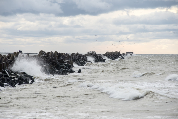 hullámok zúzás át sziklák, naplemente - Fotó, kép