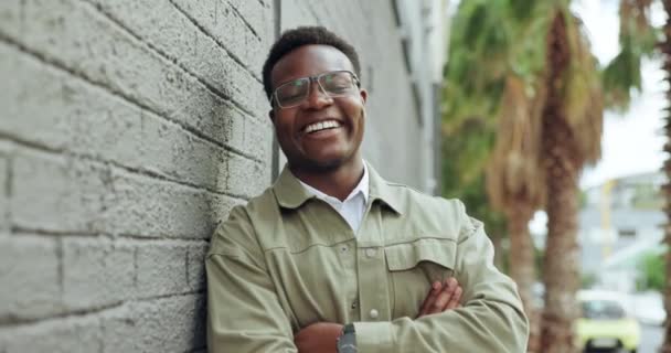 Afrikanischer Geschäftsmann mit verschränkten Armen und lächelndem Gesicht auf der Straße, zuversichtlich und voller Stolz in der Stadt. Person, Unternehmer und glücklich auf städtischem Bürgersteig, Straße oder Mauer für eine kreative Karriere in Kenia. - Filmmaterial, Video