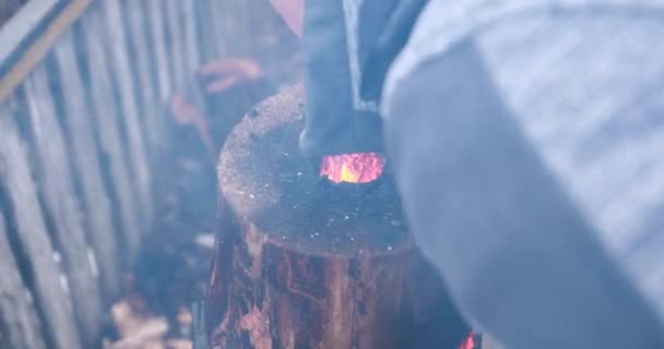 Kouzlo u krbu: Shromažďování kolem zářící finské svíčky - Záběry, video