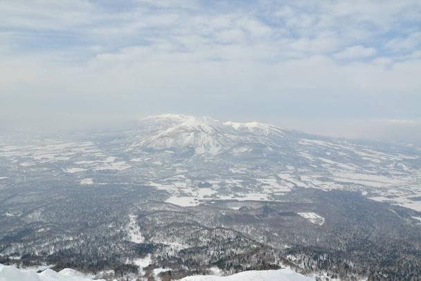 北海道ツーリングの冬のアセントスキーを望むヴァルカノ山. 高品質の写真 - 写真・画像