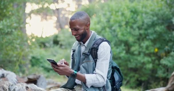 Mobiele telefoon, natuur en mannenwandelen in bosnetwerken op sociale media, mobiele app of internet. Lachen, technologie en mannelijke persoon typen op een telefoon trekking in de openlucht bossen voor het verkennen of avontuur. - Video