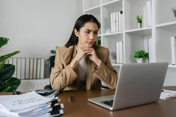 Jeune femme surmenée épuisée d'utiliser un ordinateur portable, Burnout frustré par des problèmes d'anxiété assis au bureau à la maison. - Photo, image