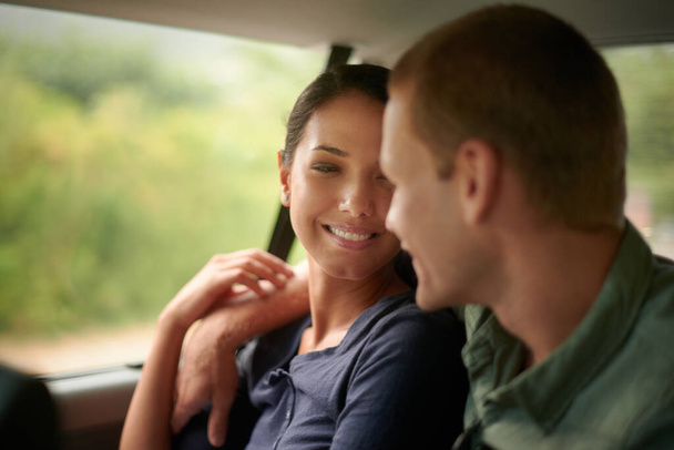 Αγάπη, αγκαλιά και ζευγάρι σε ένα αυτοκίνητο για οδικό ταξίδι, συγκόλληση ή ρομαντική, διακοπές ή περιπέτεια εξωτερική. Ταξίδια, μεταφορές ή άνθρωποι αγκαλιάζουν στο όχημα για διακοπές, συγκόλληση και το ταξίδι στην ύπαιθρο με προσοχή. - Φωτογραφία, εικόνα
