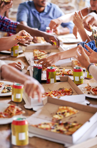 Ομάδα, φίλοι και πάρτι με πίτσα, ποτό και ποικιλία για χαρά ή διασκέδαση με τη νεολαία. Οι άνθρωποι, σόδα και fast food με ποτό, κοινωνική συγκέντρωση και σνακ για μεσημεριανό γεύμα ή φαγητό στην ιταλική πιτσαρία. - Φωτογραφία, εικόνα