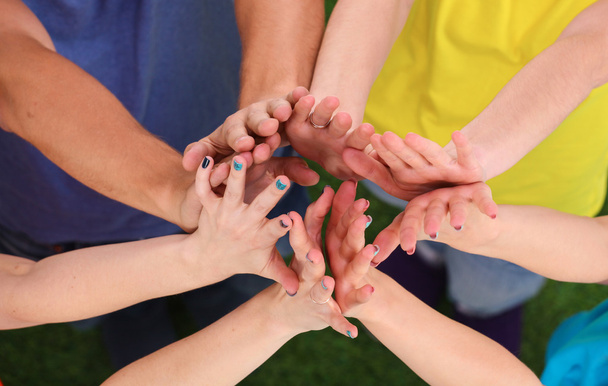 Lidé spojení jejich ruce na zelené trávě - Fotografie, Obrázek