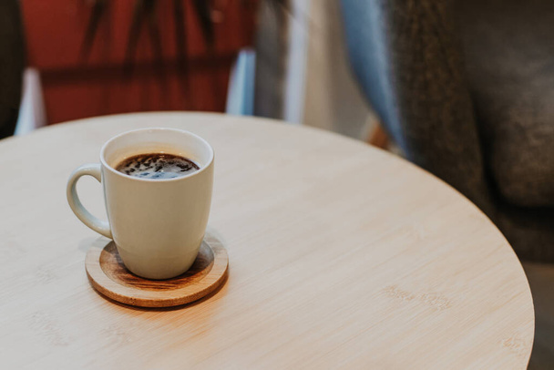 Tasse schwarzer Kaffee auf einem Tisch in einem Café. Platz für Text. - Foto, Bild