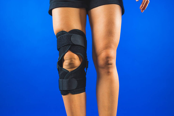 kobiece nogi ze stawem kolanowym, gojące się i dochodzące do siebie po urazach. Wysokiej jakości zdjęcie - Zdjęcie, obraz