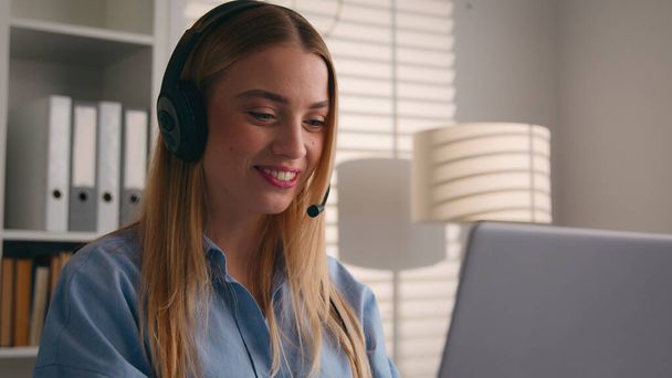 Usmívající se běloška podnikání žena v bezdrátové sluchátka dívka mluvit videokonference volání na notebook businesswoman úsměv mluví webkamery on-line chat zákaznická podpora vzdálenost výuka - Fotografie, Obrázek