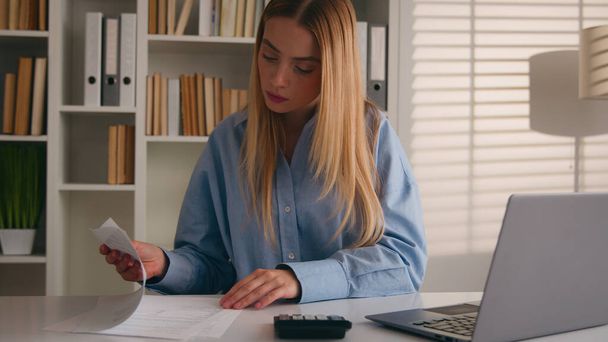 kaukaska kobieta dziewczyna bizneswoman za pomocą kalkulator i laptop app obliczyć koszty dochody pieniądze robi biurową papierkową robotę sprawdzić wydatki biznesowe projekt budżet kobieta księgowy finanse zarządzanie pracą - Zdjęcie, obraz