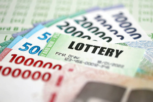 Billetes de lotería verde y billetes de dinero indonesio en blanco con números para jugar a la lotería de cerca - Foto, imagen