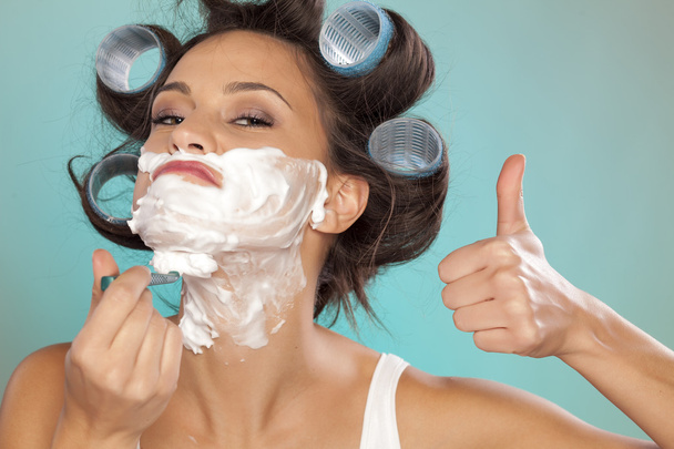 женщина бреет лицо
 - Фото, изображение