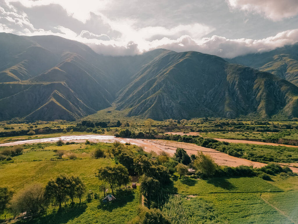 Rio Grande nella colorata valle della Quebrada de Humahuaca a Jujuy. Foto di alta qualità - Foto, immagini