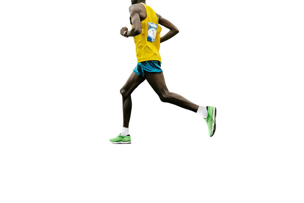 Afrikaanse lopers lopen marathon race, gekleed in lichte sportkleding, geïsoleerd op witte achtergrond - Foto, afbeelding