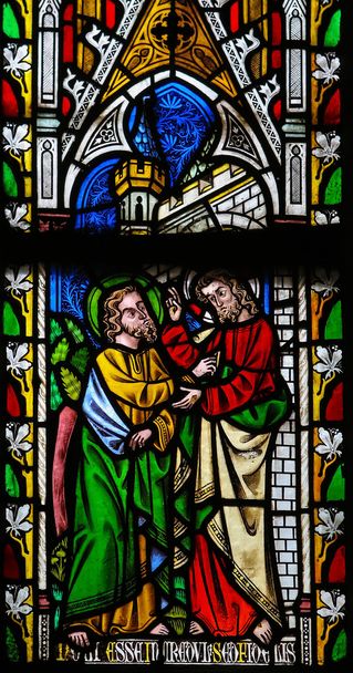Jezus naar voren als Saint Thomas: stoppen in twijfel te trekken, maar geloof - Gekleurd Glas - Foto, afbeelding