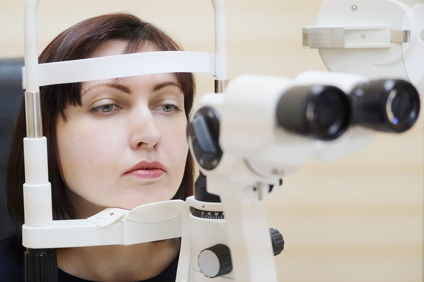 Woman looking into eyes test - Foto, afbeelding