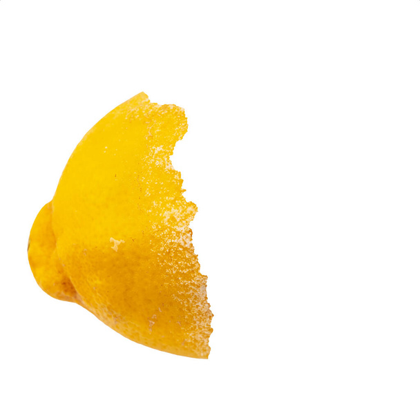 Rotte beschimmelde citroen geïsoleerd op witte achtergrond - Foto, afbeelding