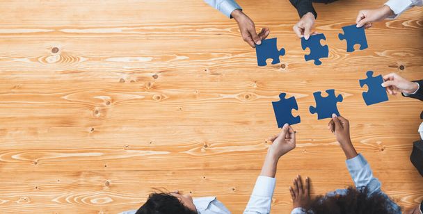 Panorama von oben Diverse Corporate Officers arbeiten im Büro zusammen und verbinden Puzzleteile als Partnerschafts- und Teamwork-Konzept. Einheit und Synergien im geschäftlichen Erfolg mit Puzzle. Eintracht - Foto, Bild