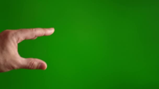 Mężczyzna pokazuje gadający gest z ręką na zielonym tle.. - Materiał filmowy, wideo