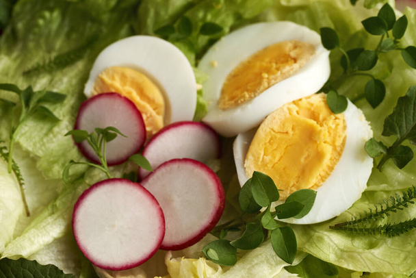 Gros plan d'une salade printanière contenant des œufs et des plantes comestibles sauvages - potamot, bruyère et bruyère - Photo, image